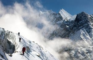 קבוצת אנשים מטפסים אל פסגת ההר